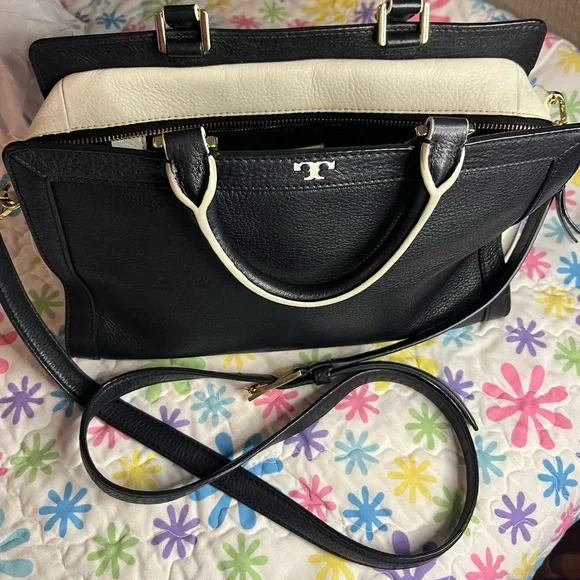 👜 😍ToryBurch black and white Leather satchel